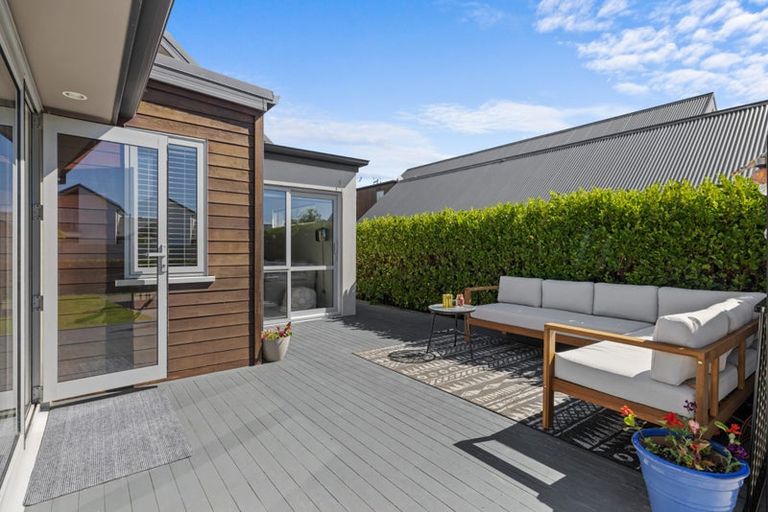 Photo of property in 10 Lakebridge Place, Parklands, Christchurch, 8083