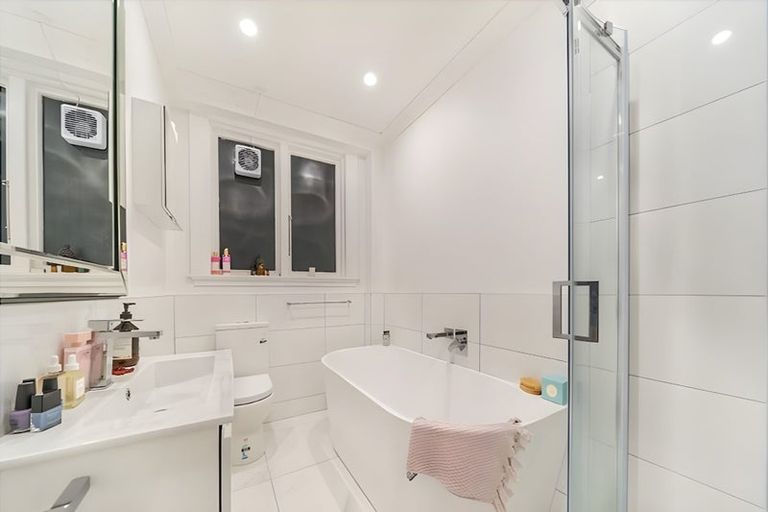 Photo of property in 3/246 Oriental Parade, Oriental Bay, Wellington, 6011