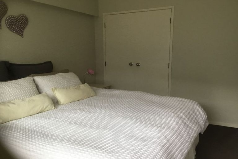 Photo of property in 1/104 East Coast Road, Forrest Hill, Auckland, 0620