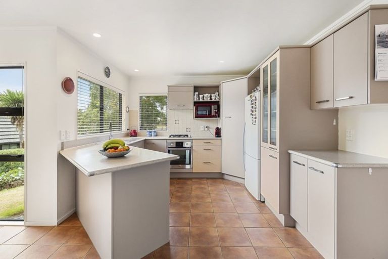 Photo of property in 13 Lanyon Place, Whitby, Porirua, 5024