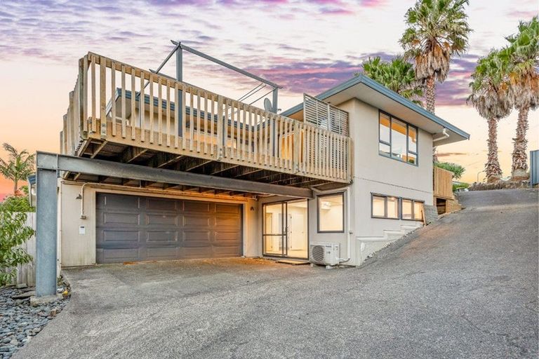 Photo of property in 21 Breenagh Place, Massey, Auckland, 0614