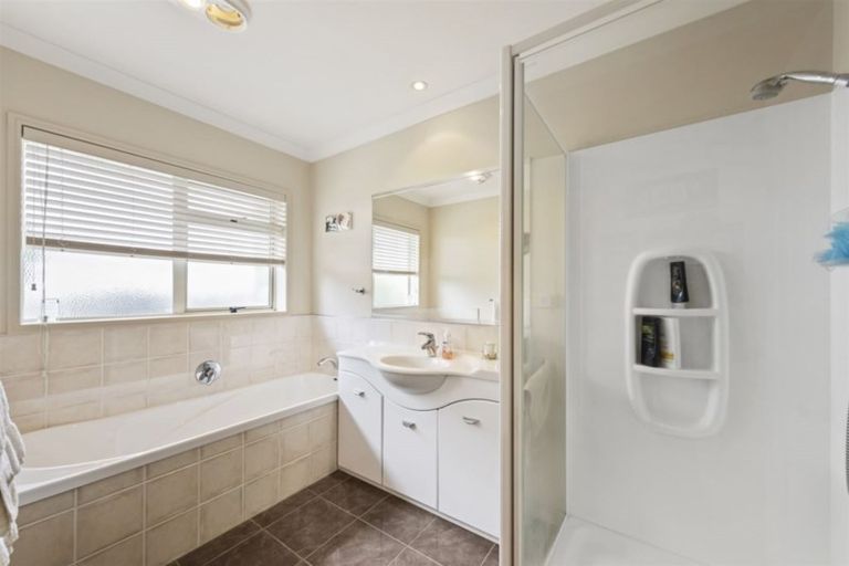 Photo of property in 2 Redhaven Place, Bethlehem, Tauranga, 3110