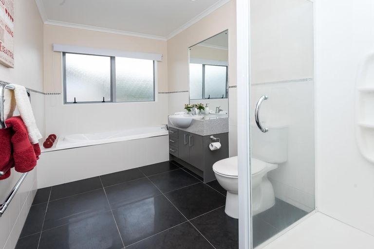 Photo of property in 10 Briar Vale Place, Flat Bush, Auckland, 2016