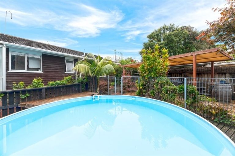 Photo of property in 47 Lantana Road, Green Bay, Auckland, 0604