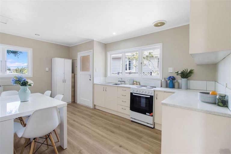 Photo of property in 2/40 Amberley Avenue, Te Atatu South, Auckland, 0610