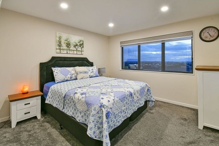 Photo of property in 76 Twin Parks Rise, Papakura, 2110