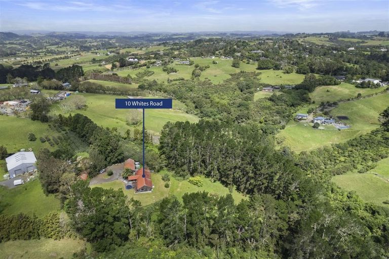 Photo of property in 10 Whites Road, Whitford, Howick, 2571