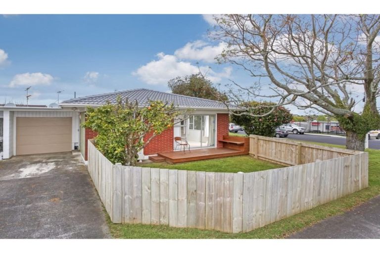 Photo of property in 1/6 Ray Small Drive, Papakura, 2110