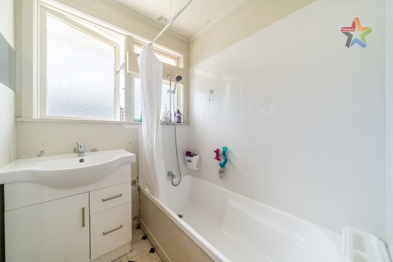 Photo of property in 14 Young Grove, Stokes Valley, Lower Hutt, 5019