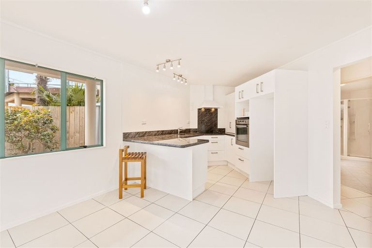 Photo of property in 122 Beach Road, Te Atatu Peninsula, Auckland, 0610