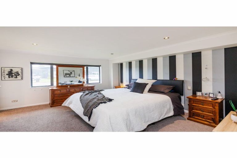 Photo of property in 5 D'urville Place, Kelvin Grove, Palmerston North, 4414