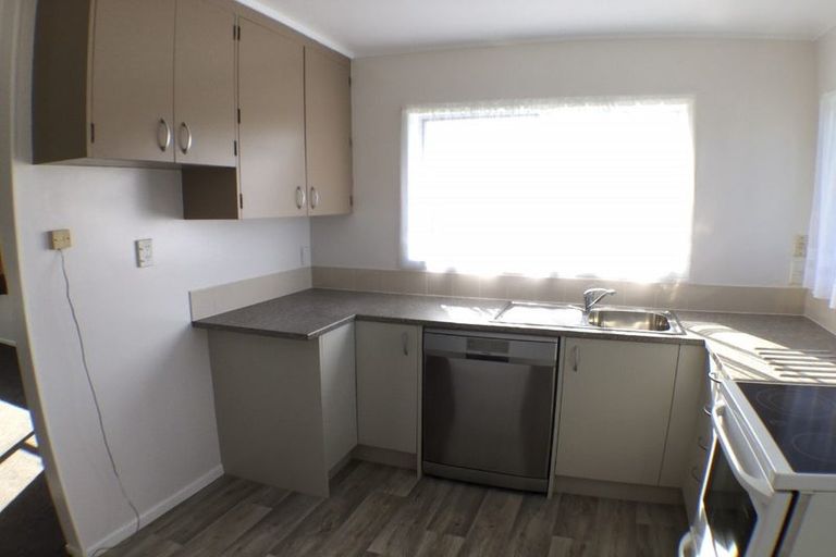 Photo of property in 2/27 Mannering Place, Hillcrest, Auckland, 0627