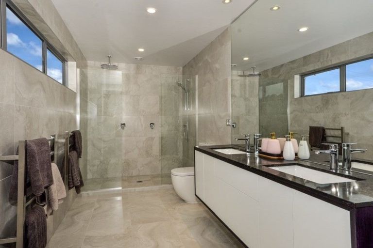 Photo of property in 11 Syd Grant Crescent, Orewa, 0931