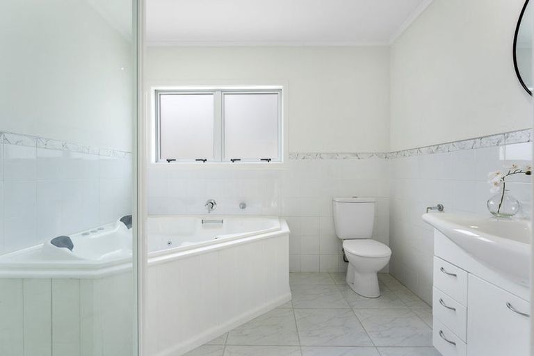 Photo of property in 3 Micawber Place, Mellons Bay, Auckland, 2014