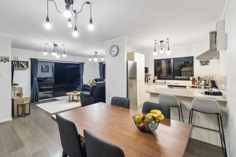 Photo of property in 2/19 Sailfish Drive, West Harbour, Auckland, 0618