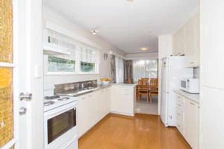Photo of property in 9 Heather Place, Sunnynook, Auckland, 0620
