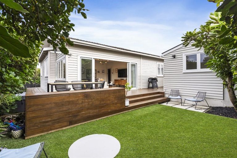 Photo of property in 2 Wernham Place, Northcote, Auckland, 0626