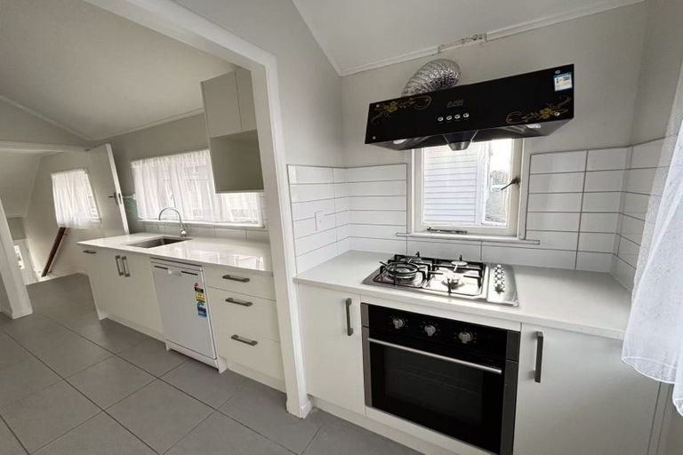 Photo of property in 39 Staveley Avenue, Mount Roskill, Auckland, 1041