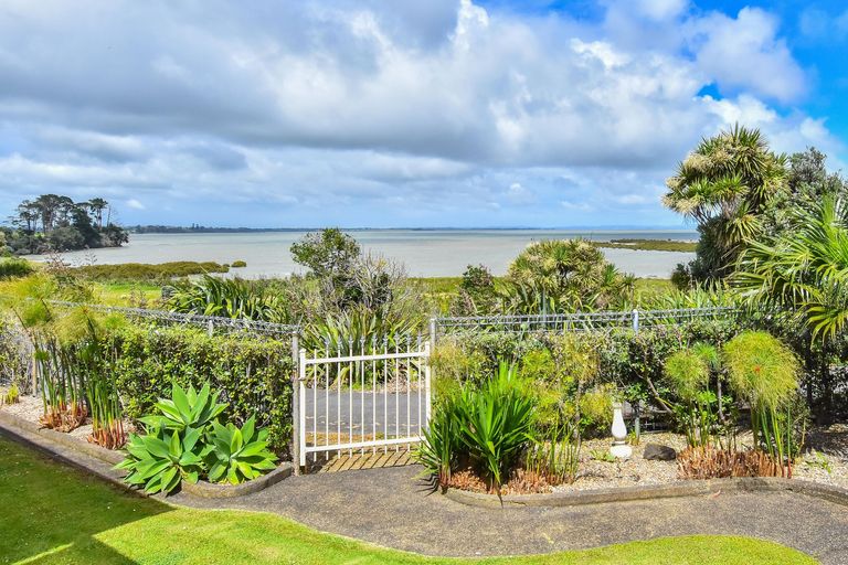 Photo of property in 16 Eloise Place, Clendon Park, Auckland, 2103