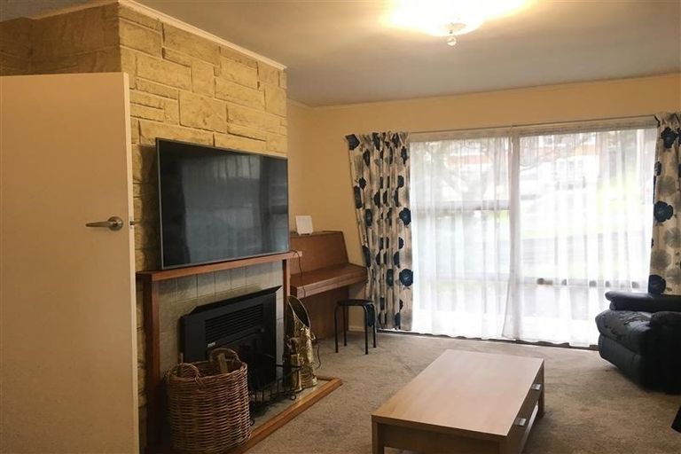 Photo of property in 1/16 Peach Road, Glenfield, Auckland, 0629