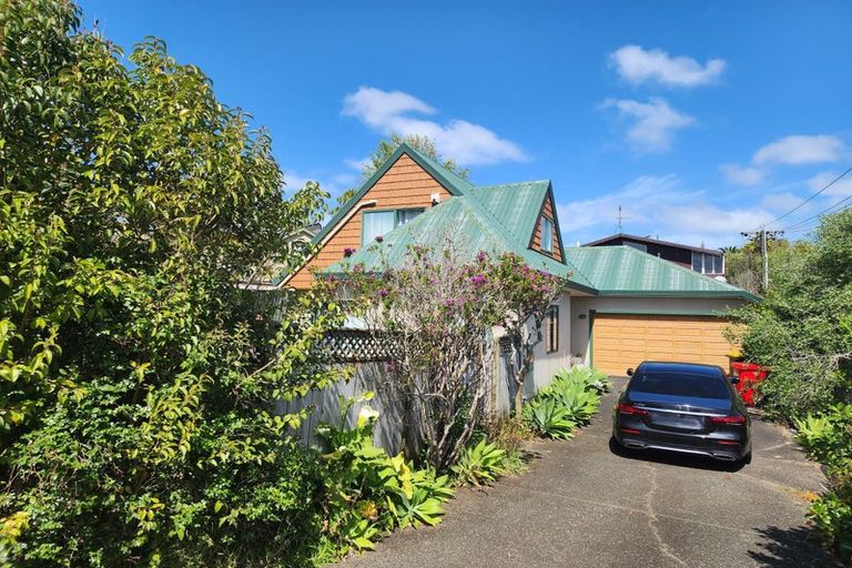 Photo of property in 1/4 Bond Crescent, Forrest Hill, Auckland, 0620