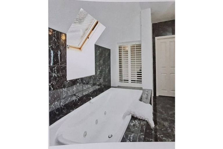 Photo of property in 3 Onemana Way, Te Atatu Peninsula, Auckland, 0610