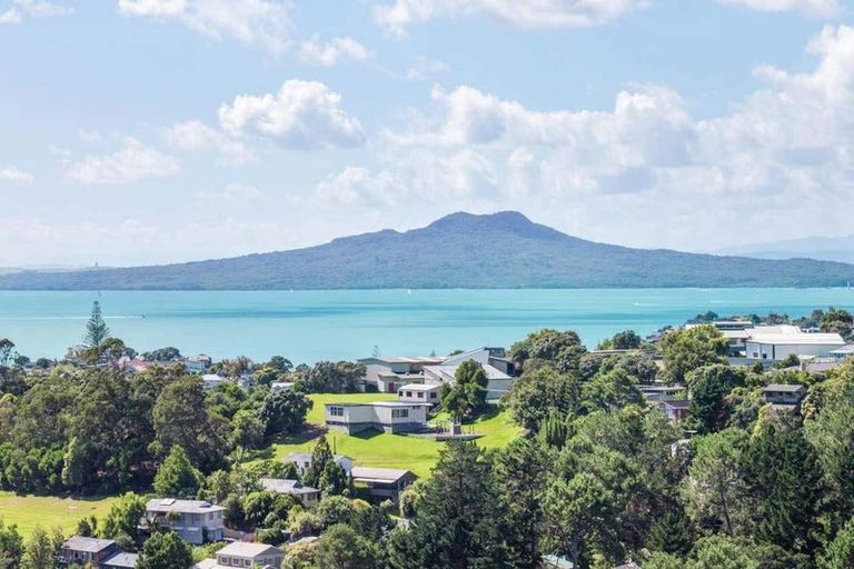 Photo of property in 166 Browns Bay Road, Murrays Bay, Auckland, 0630