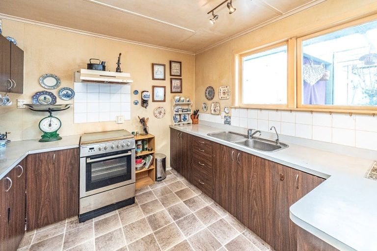 Photo of property in 23 Gloag Street, Waverley, 4510