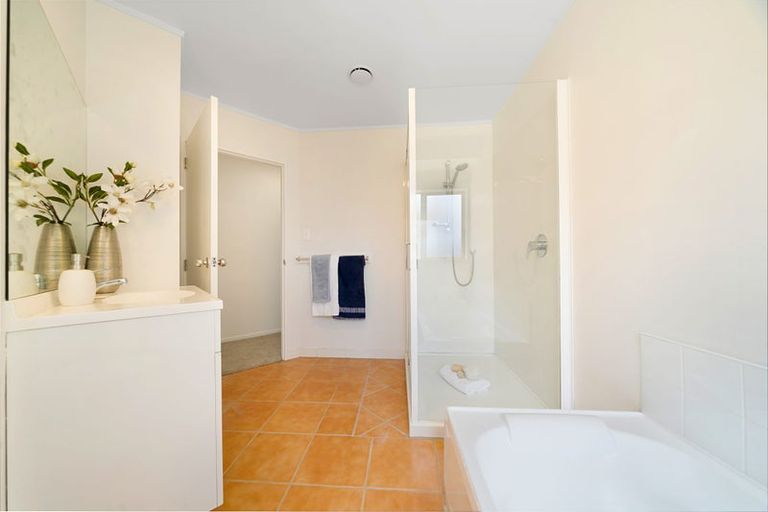 Photo of property in 5 Retreat Drive, Mangere, Auckland, 2022