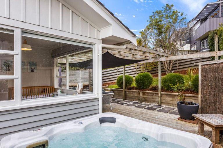 Photo of property in 1/21 Deuxberry Avenue, Northcote, Auckland, 0627