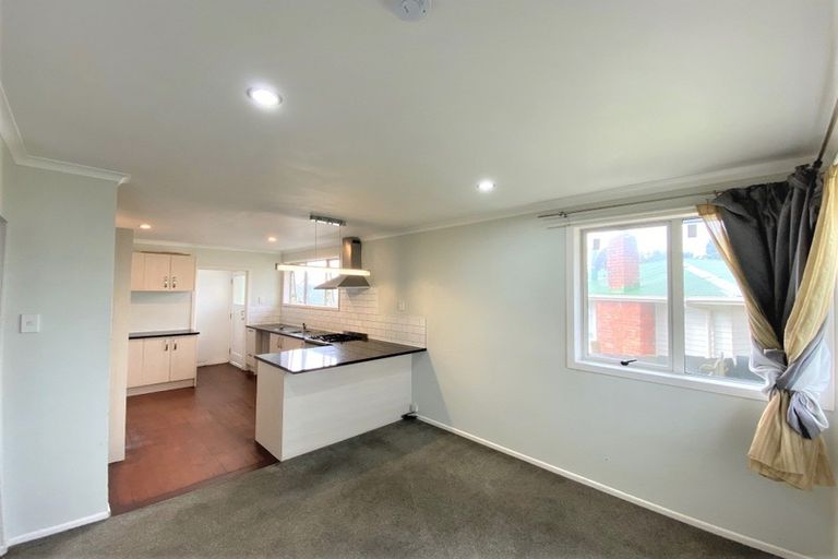 Photo of property in 37 Amberley Avenue, Te Atatu South, Auckland, 0610