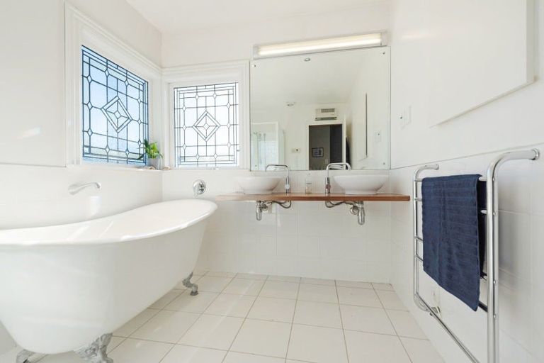 Photo of property in 51 Fairview Crescent, Kelburn, Wellington, 6012