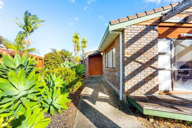 Photo of property in 1/149 West Harbour Drive, West Harbour, Auckland, 0618
