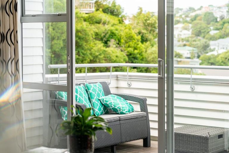 Photo of property in 20 Tiketike Way, Brooklyn, Wellington, 6021