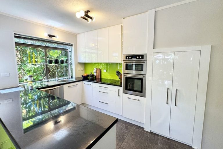 Photo of property in 11 Fitzpatrick Place, Chatswood, Auckland, 0626