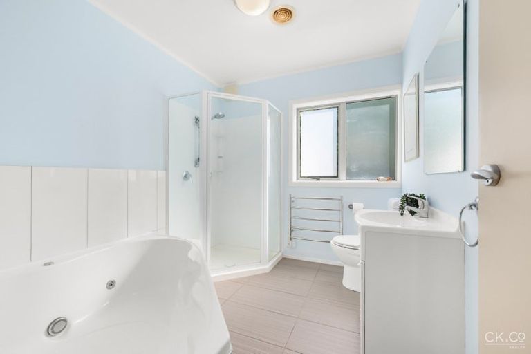 Photo of property in 18 Arahiwi Grove, Tirohanga, Lower Hutt, 5010