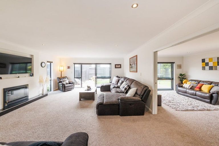Photo of property in 5 D'urville Place, Kelvin Grove, Palmerston North, 4414