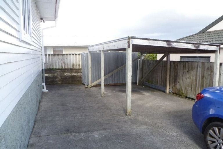 Photo of property in 37a Luckens Road, West Harbour, Auckland, 0618