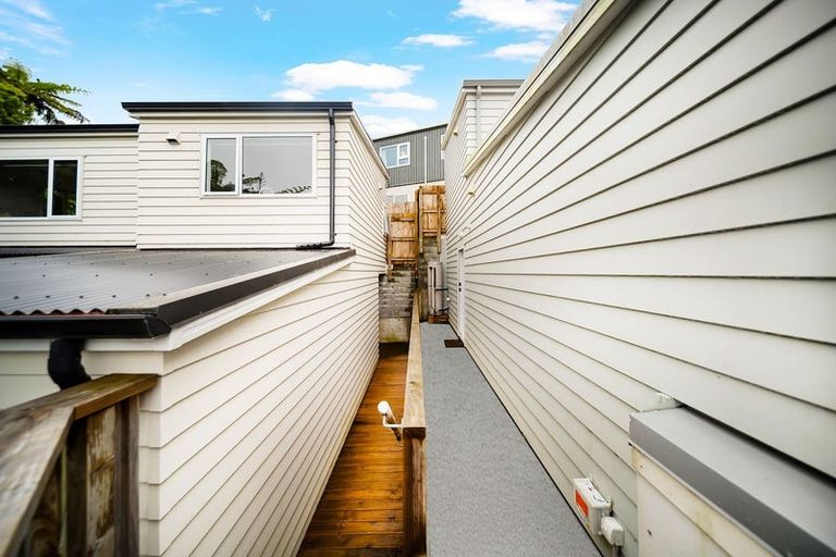 Photo of property in 3a Hillview Crescent, Paparangi, Wellington, 6037