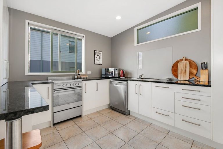 Photo of property in 2/9 Pemberton Avenue, Bayview, Auckland, 0629