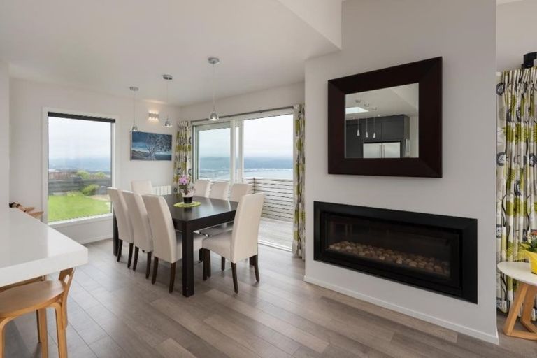 Photo of property in 21 Cheyne Walk, Newlands, Wellington, 6037