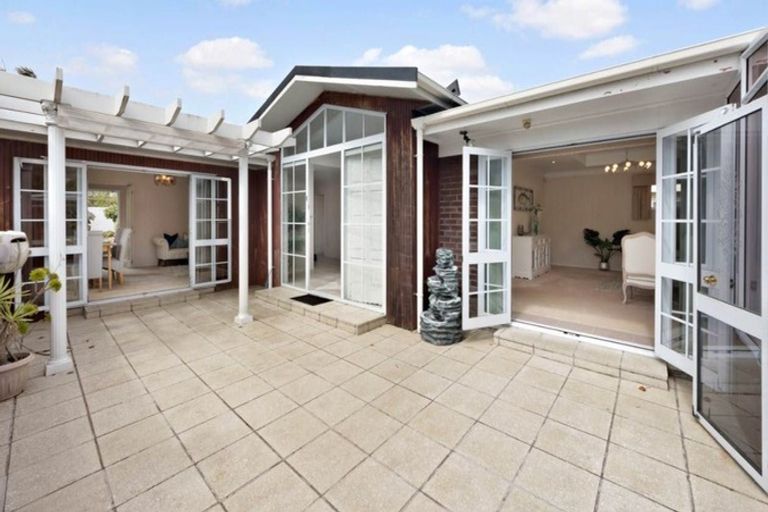 Photo of property in 1 Holly Way, Sunnyhills, Auckland, 2010