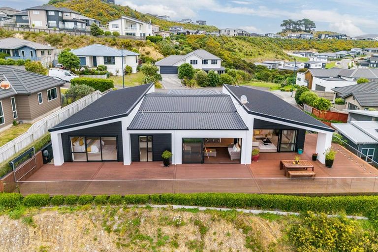 Photo of property in 14 Wangapeka Way, Aotea, Porirua, 5024