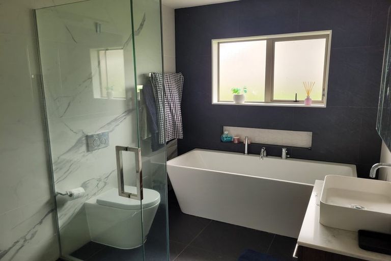 Photo of property in 17 Fleetwood Drive, Henderson, Auckland, 0612