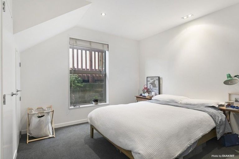 Photo of property in 71 Tiketike Way, Brooklyn, Wellington, 6021