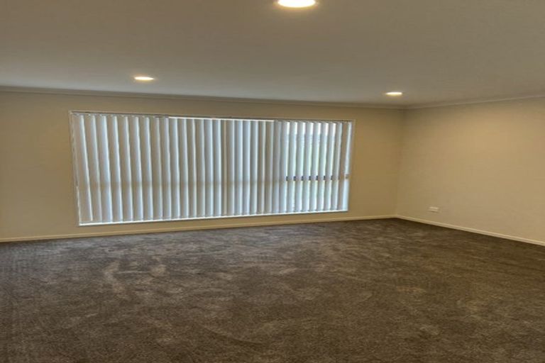 Photo of property in 28 Ballyalton Crescent, Flat Bush, 2019