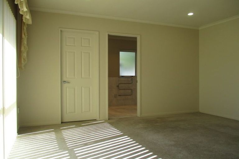 Photo of property in 12 Ballydonegan Rise, East Tamaki, Auckland, 2013