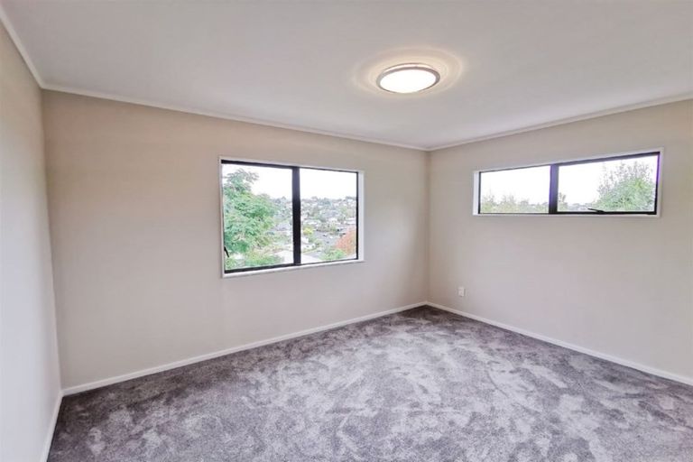 Photo of property in 2/13 Helicon Place, Totara Vale, Auckland, 0629