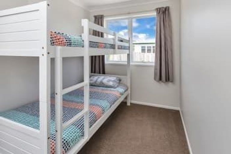 Photo of property in 13 Karoro Road, One Tree Point, 0118