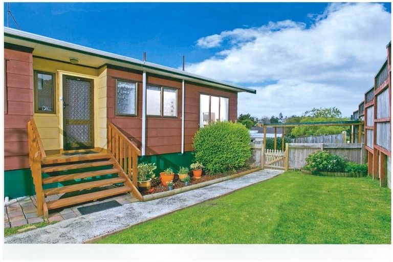 Photo of property in 2 West Glade Crescent, Birkenhead, Auckland, 0626